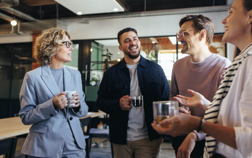 des collègues prennent un café