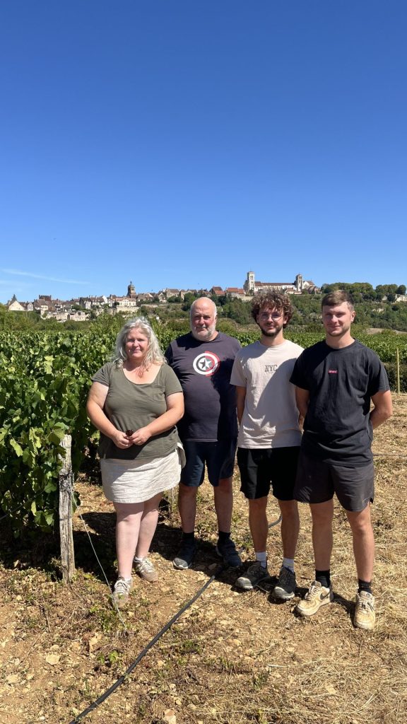 la famille garnier dans son vignoble devant la colline de vézelay