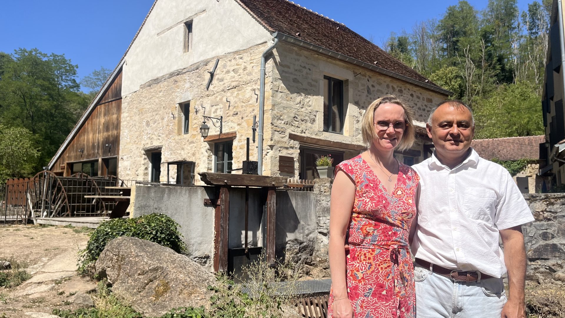 emmanuel Regnault et son épouse pose devant le moulin des templiers leur hôtel