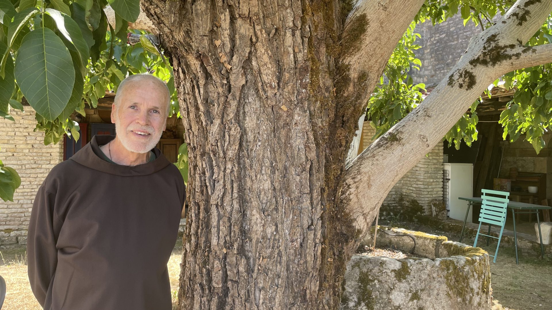 frère patrice sous un arbre