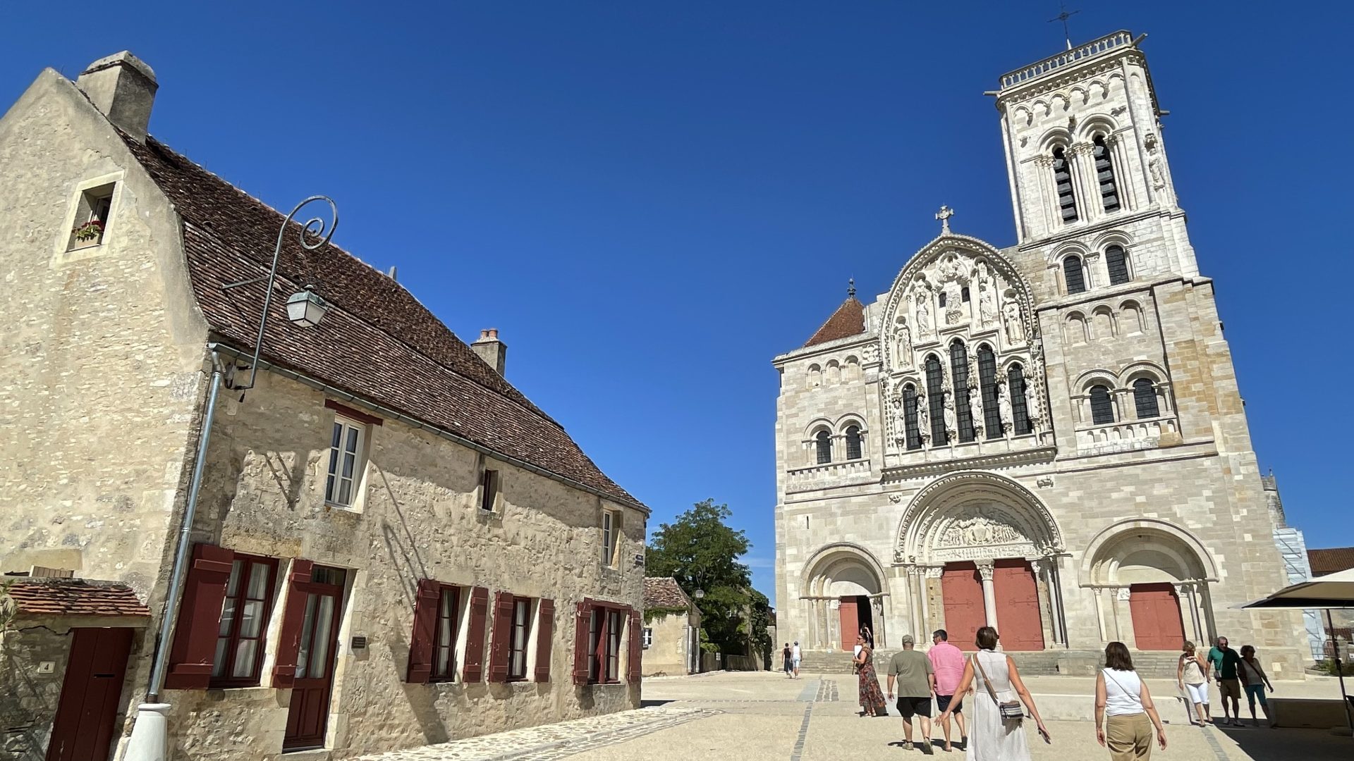 une maison et la basilique de Vézelay